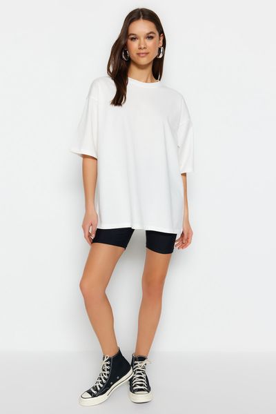 Trendyol Collection Ecrufarbenes Premium-Strick-T-Shirt mit Rundhalsausschnitt in Übergröße/weiter Passform aus 100 % Baumwolle TWOSS23TS00040