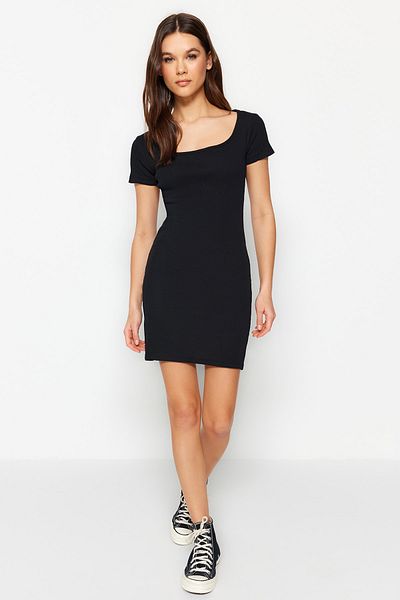 Trendyol Collection Černé mini pletené šaty s čtvercovým výstřihem a krátkým rukávem TWOSS23EL02386