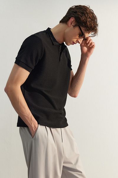 Trendyol Collection Schwarzes T-Shirt mit dickem Struktur-Polokragen – Kurzarm, Knopfleiste – Tmnss23po00018