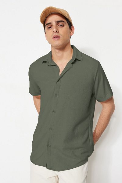 Trendyol Collection Khakifarbenes, strukturiertes Wickel-Sommerhemd – kurze Ärmel, normale Passform TMNSS23GO00055