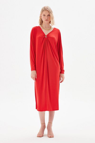 Love My Body V-Ausschnitt – Detailliertes, stilvolles Kleid