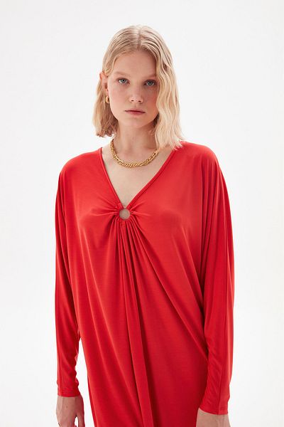 Love My Body V-Ausschnitt – Detailliertes, stilvolles Kleid