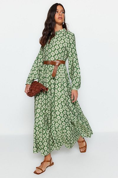 Trendyol Modest Grünes, gewebtes Kleid mit Gürtelrock, Volant, Blumenmuster und Futter TCTSS23EB00111