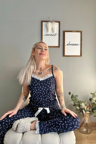 Pijamaevi Marineblaues, gestricktes Damen-Pyjama-Set mit Blattspitze und Seilriemen