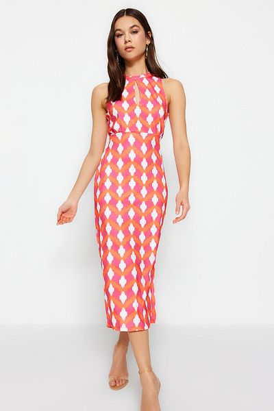Trendyol Collection Rotes, figurbetontes Strick-Bleistiftkleid mit Retro-Muster, Cut-Out-Details und Stehkragen TWOSS23EL02166