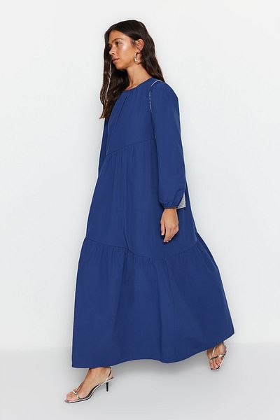 Trendyol Modest Saks Gather Detailliertes, weit geschnittenes Baumwoll-Webkleid TCTSS21EL3470