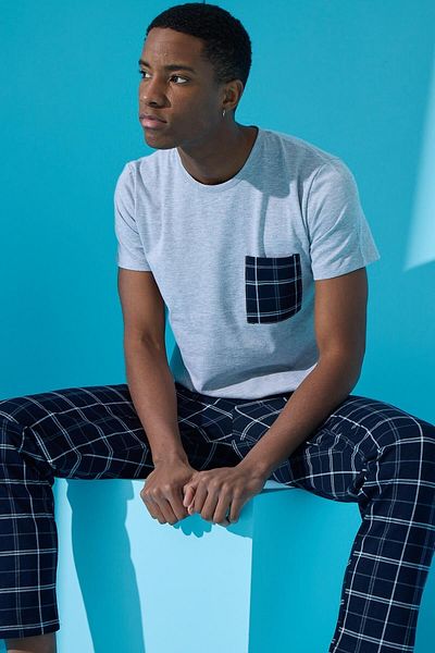 Pijamaevi Graues, kurzärmliges Herren-Pyjama-Set mit Karomuster und doppelter Linie
