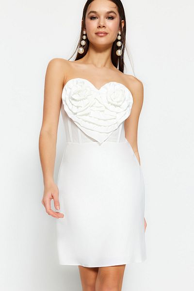 Trendyol Collection Ekrü szövésű estélyi ruha Sweetheart nyakkivágással - bélelt és rövid, rövid esküvői/Nikah TPRSS23EL00545