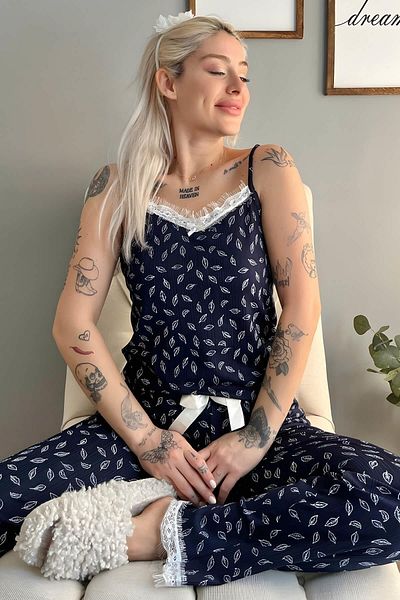 Pijamaevi Marineblaues, gestricktes Damen-Pyjama-Set mit Blattspitze und Seilriemen