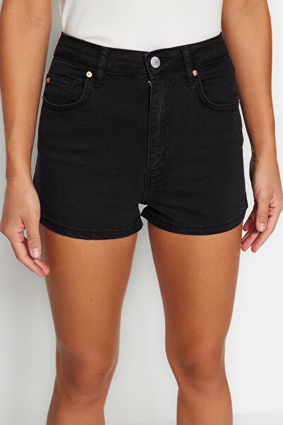 Kolekcia Trendyol Čierne džínsové šortky s vysokým pásom TWOSS23SR00277