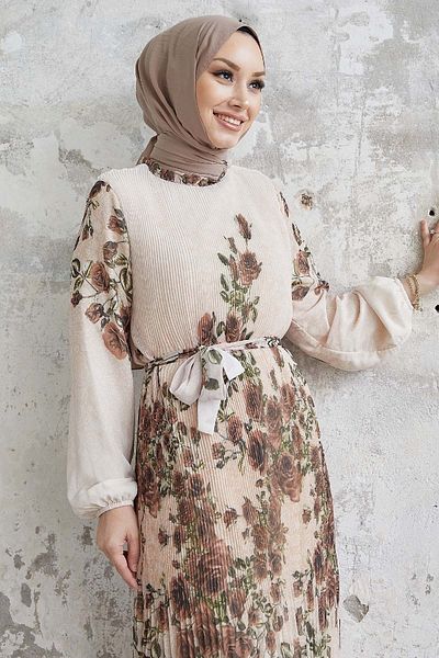 InStyle Rosie Rose mintás hajtogatott sifon ruha - barna