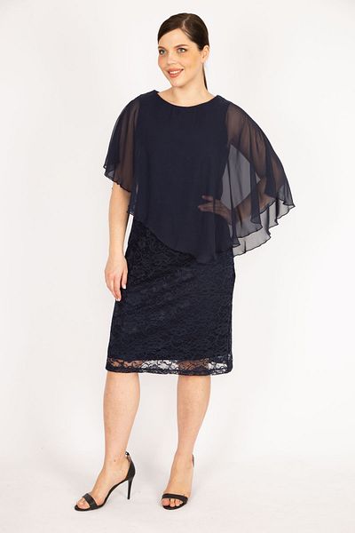 Şans Marineblaues, großes Chiffon-Spitzenkleid mit Cape-Futter für Damen 65n36065