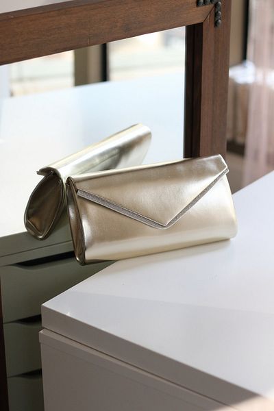 Moom Bag Γυναικεία χρυσή γυαλιστερή δερμάτινη τσάντα ώμου με λεπτομέρεια από πέτρα