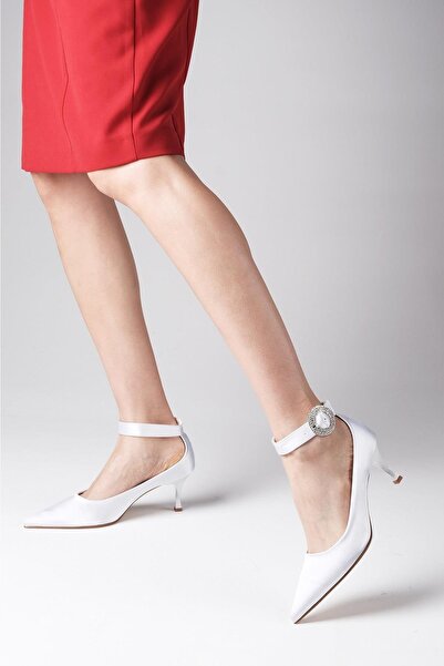 Mio Gusto Dámské večerní šaty na podpatku Felicia White Color Saténová látka Stoned Spona