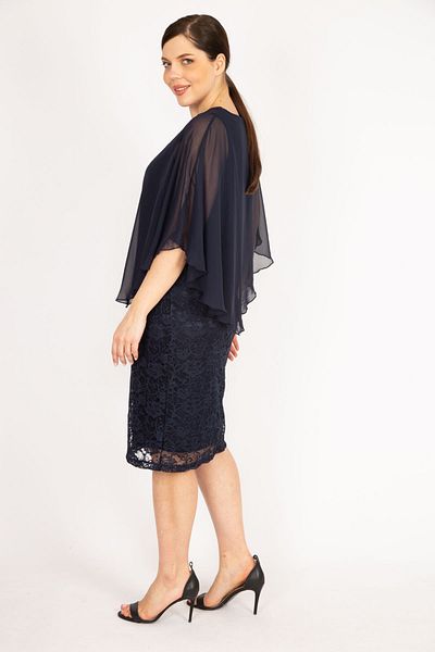 Şans Marineblaues, großes Chiffon-Spitzenkleid mit Cape-Futter für Damen 65n36065