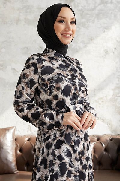 InStyle Perla vzorované saténové šaty s páskem v pase - béžová