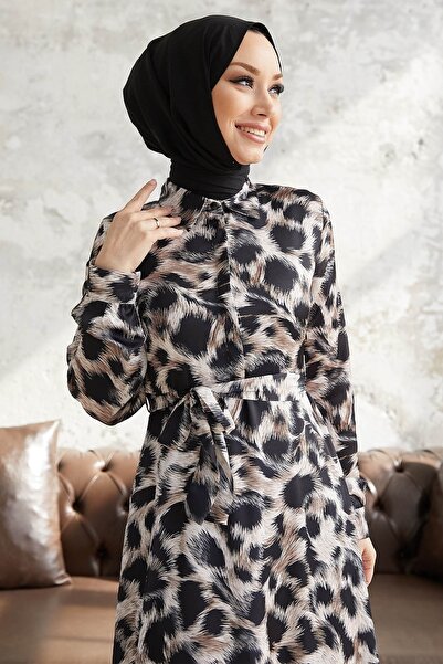 InStyle Perla Desenli Beli Kuşaklı Saten Elbise - Bej