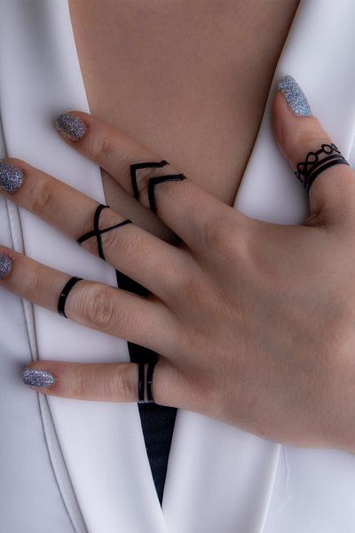 MAXESSORIES مجموعة من 5 خواتم مفصلية للنساء باللون الأسود