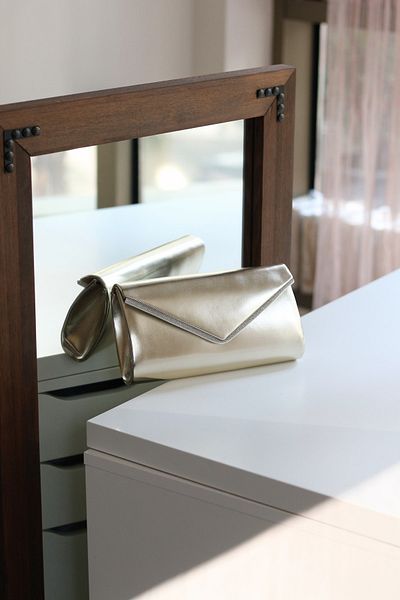 Moom Bag Γυναικεία χρυσή γυαλιστερή δερμάτινη τσάντα ώμου με λεπτομέρεια από πέτρα