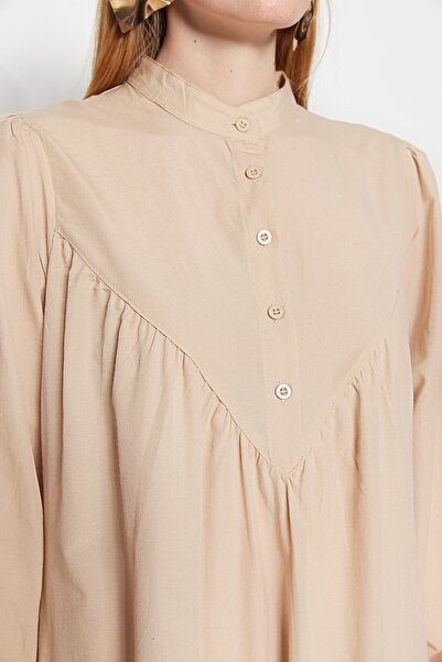 Trendyol Modest Μπεζ Gather Λεπτομερές μανίκι από βαμβακερό μπαλόνι με φαρδιά γραμμή TCTSS23EB00371