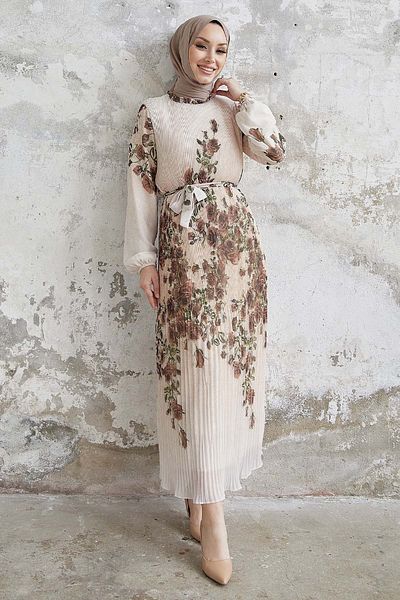 InStyle Rosie Rose mintás hajtogatott sifon ruha - barna