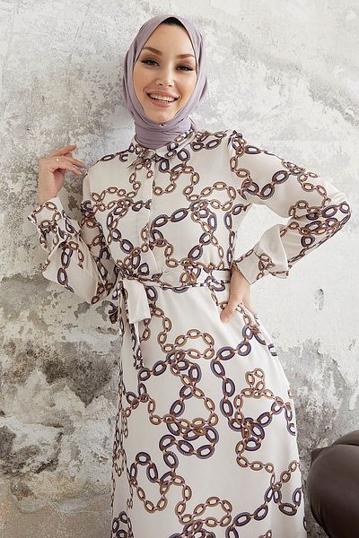 InStyle Σατέν φόρεμα με μοτίβο ρουμπίνι με αλυσίδα - μωβ