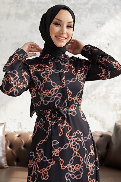 InStyle Ruby Zincir Desenli Kuşaklı Saten Elbise - Siyah