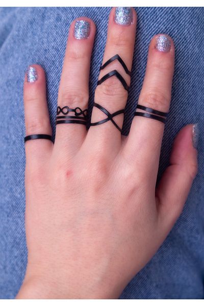 MAXESSORIES مجموعة من 5 خواتم مفصلية للنساء باللون الأسود