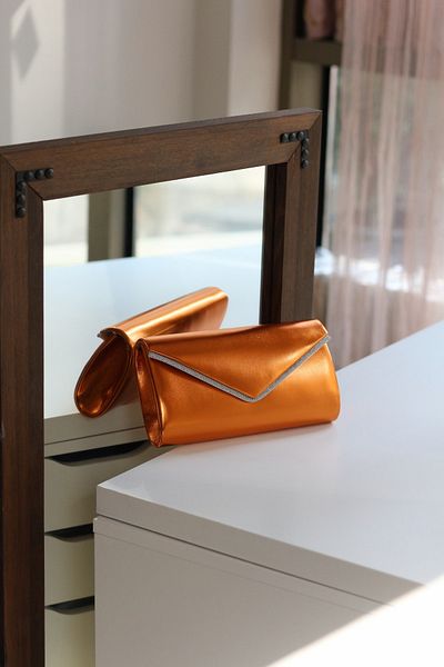 Moom Bag Geantă de umăr portocalie din piele strălucitoare pentru femei, cu detaliu din piatră