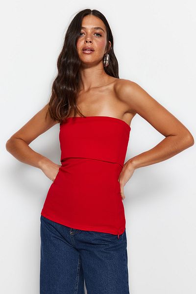 Trendyol Collection Rote Krepp-Strickbluse mit trägerlosem Kragen und seitlichem Reißverschluss TWOSS23BZ00928
