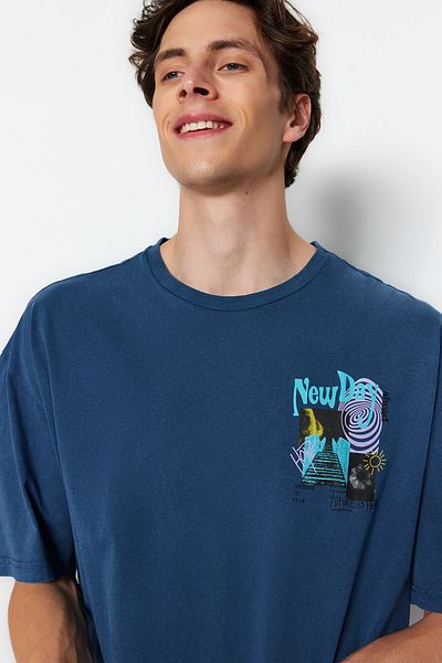 Trendyol Collection Indigo Mystic nyomott nagyméretű pamut póló - TMNSS22TS0838