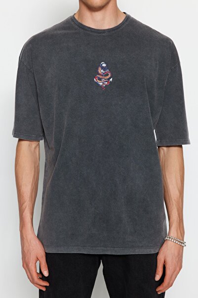 Trendyol Collection Bavlněné tričko s hadím potiskem v antracitové barvě - TMNSS23TS00342