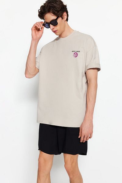 Trendyol Collection Übergroßes Baumwoll-T-Shirt mit mystischem Aufdruck - TMNSS23TS00165