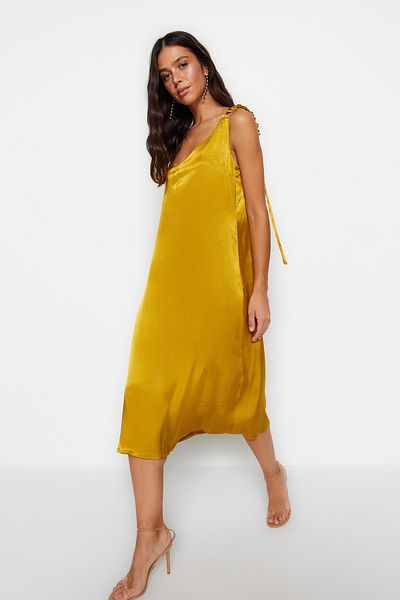 Trendyol Collection Μίντι υφασμένο φόρεμα σε ίσια κοπή μουσταρδί με λεπτομέρεια με υφαντό λουράκι TWOSS23EL02291