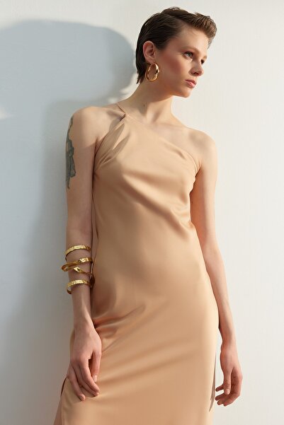 Trendyol Collection Béžové tkané saténové elegantní večerní šaty TPRSS23EL00475