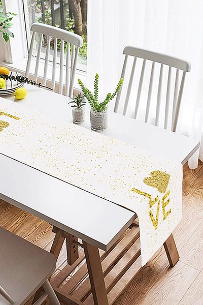 Realhomes Ψηφιακή τυπωμένη ειδική σχεδίαση Suede Runner με χρυσό γράμμα αγάπης σε λευκό φόντο