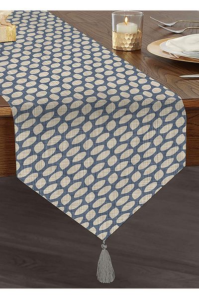 Realhomes Chenille Triangle Runner με διακοσμητικές φούντες σε γκρι σταγόνες νερού σε μπλε τζιν φόντο
