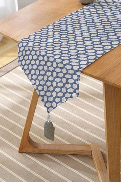 Realhomes Chenille Triangle Runner με διακοσμητικές φούντες σε γκρι σταγόνες νερού σε μπλε τζιν φόντο