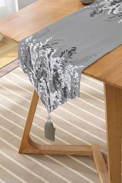 Realhomes Chenille Triunghi Runner cu fuchsia și design floral alb pe fundal gri