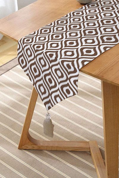 Realhomes Ειδικής σχεδίασης Καφέ Ikat με μοτίβο ψηφιακής εκτύπωσης σενίλ Τρίγωνο Runner με φούντες