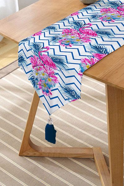 Realhomes Fundal în zig-zag Imprimat cu flamingo. Alergăr decorativ cu smocuri din chenille