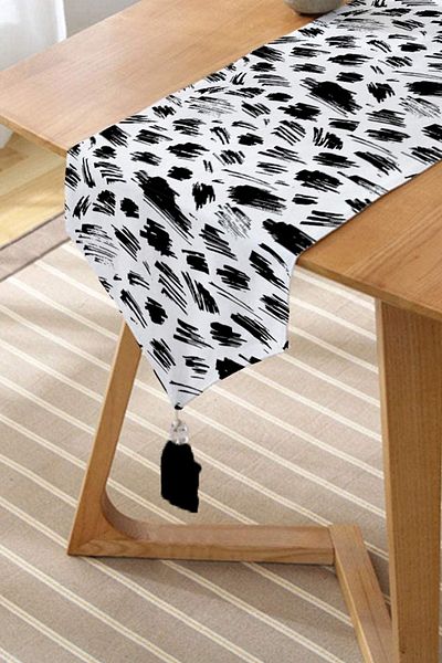 Realhomes Φούντες Chenille Triangle Runner με μοτίβα απρόσκοπτες γραμμές σε λευκό φόντο