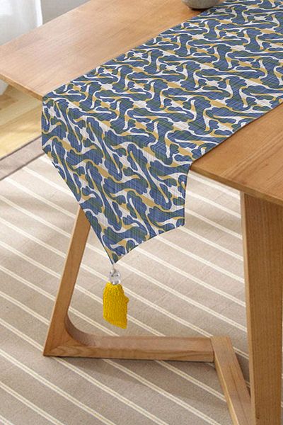 Realhomes Chenille Triunghi Runner cu blugi maro dungi ciucuri decorative pe fundal gri