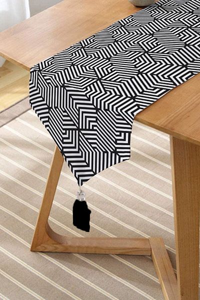 Realhomes Alb-negru Desen geometric imprimat cu ciucuri Chenille Triunghi Runner