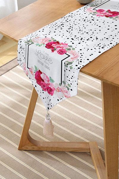 Realhomes Ένα True Love Story Printed Digital Printed Chenille Triangle Runner με φούντες