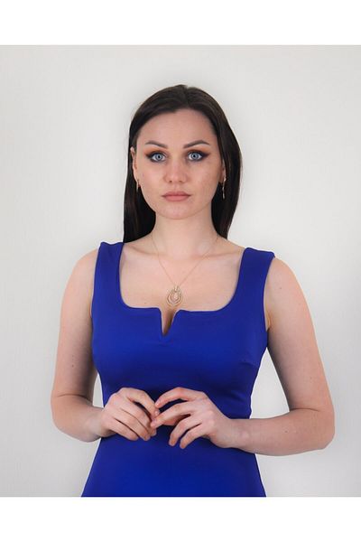 vuvutasarım Rochie de seară decoltată din țesătură de scuba, albastră, elastică, încadrată în V ascuns, accesoriu metalic, piept