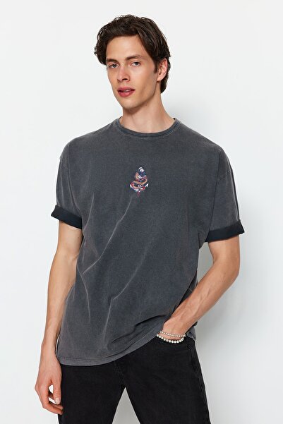 Trendyol Collection Bavlněné tričko s hadím potiskem v antracitové barvě - TMNSS23TS00342
