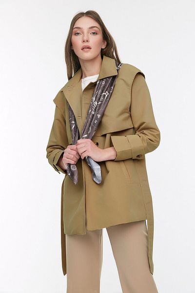 Trendyol Collection Detailní trenčkot s béžovým páskem s širokými rameny a větrovkou TWOSS22TR0042