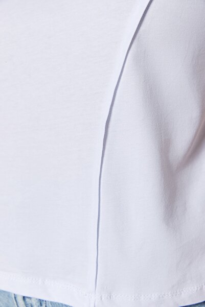 Trendyol Curve Λευκό Crop T-shirt με λεπτομέρεια ραφής με λαιμόκοψη - 100% βαμβάκι, συν μέγεθος TBBSS23BF00037
