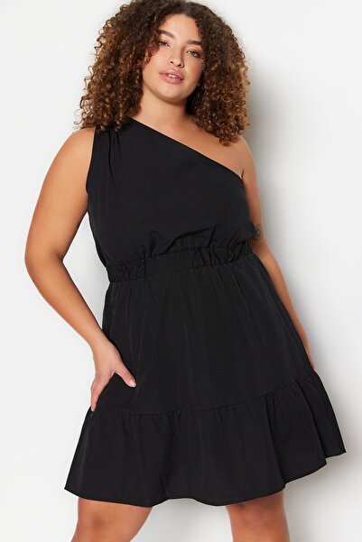 Trendyol Curve Černé tkané šaty na jedno rameno TBBSS23AH00165